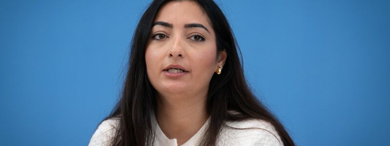 Staatsministerin Reem Alabali-Radovan (SPD) findet die aktuelle Debatte um Rückführungen nach Syrien unmöglich. - Foto: Soeren Stache/dpa