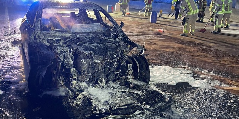 FW Ratingen: Mehrere PKW-Brände auf der BAB3 - Vollsperrung der A3 in Fahrtrichtung Köln, Feuerwehr Ratingen im Einsatz - Foto: presseportal.de