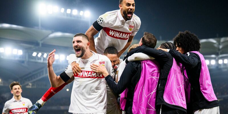 Emotionale Szene: Die YB-Profis widmeten ihr Tor Mitspieler Meschack Elia. - Foto: Tom Weller/dpa