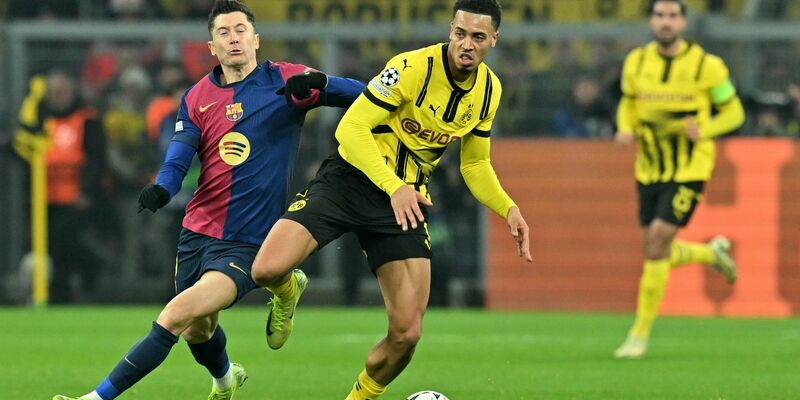 BVB-Coach Nuri Sahin (l) sorgt sich um seinen Innenverteidiger Nico Schlotterbeck. - Foto: Bernd Thissen/dpa