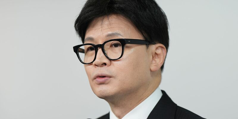 Regierungsparteichef Han Dong Hoon hat sich erstmals offen für ein Amtsenthebungsverfahren gegen Präsident Yoon Suk Yeol ausgesprochen. - Foto: Lee Jin-man/AP/dpa