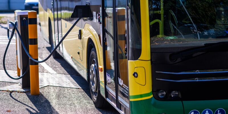 Seit 2018 fördert der Bund die Umrüstung der Busflotten in Deutschland - Tausende E-Busse sind seither im Linienverkehr unterwegs. (Archivbild) - Foto: Jens Büttner/dpa