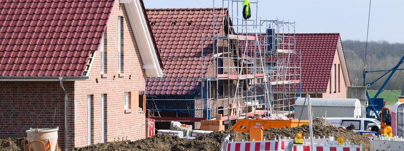 Sinkende Zinsen entlasten beim Hausbau (Archivbild) - Foto: Julian Stratenschulte/dpa