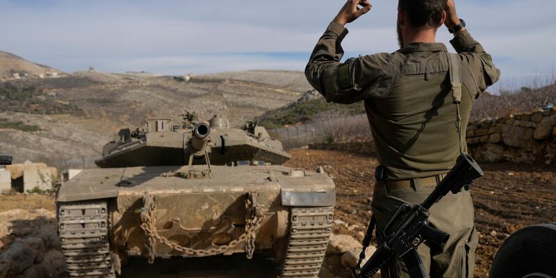 Israelische Flagge weht auf einem Dach nahe dem Grenzgebiet zwischen den Golanhöhen und Syrien. - Foto: Matias Delacroix/AP/dpa