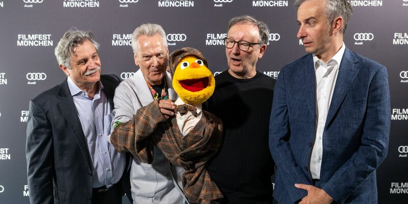 Bei der Premiere von «Hallo Spencer - Der Film» beim Filmfest München steht Drehbuchautor Jan Böhmermann (rechts) zusammen mit dem Puppenerfinder Winfried Debertin (ganz links) und den Schauspielern Achim Hall (2.v.l) und Rainer Bock zusammen. Der Film kommt jetzt in die Mediathek und dann auch ins ZDF-Fernsehprogramm. - Foto: Stefan Puchner/dpa