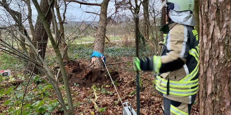 FW Hünxe: Sturmschaden und Meldung eines Verkehrsunfalls mit eingeklemmter Person - Foto: presseportal.de