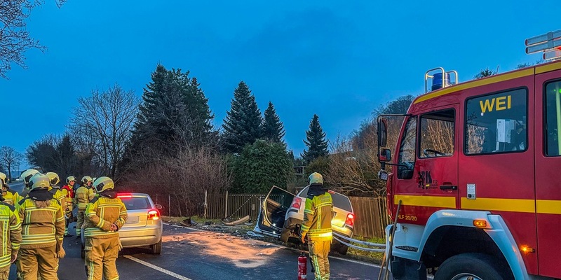 FW Dresden: Drei verletzte Personen nach Verkehrsunfall - Foto: presseportal.de