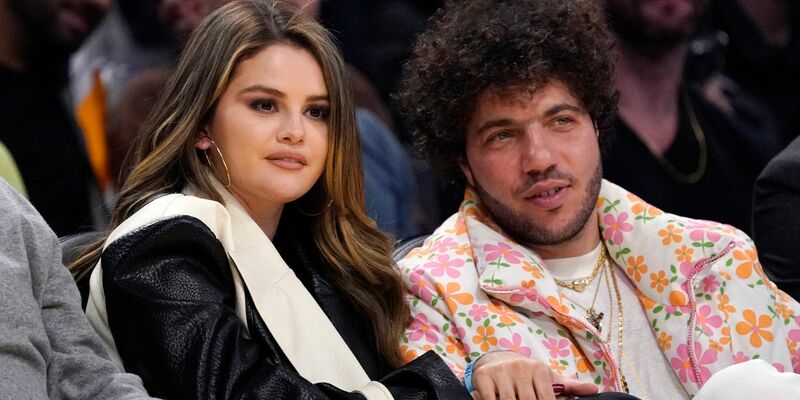 Sie könnten sich verlobt haben: Selena Gomez und Benny Blanco. (Archivbild) - Foto: Mark J. Terrill/AP/dpa