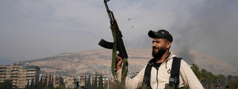 Syrischer Rebell tritt auf zerbrochene Büste des früheren Präsidenten Assad, Vater des gestürzten Machthabers. (Archivbild) - Foto: Hussein Malla/AP/dpa