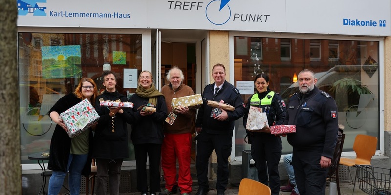 POL-H: Lichtblicke zur Weihnachtszeit - Polizeikommissariat Hannover-Limmer erfüllt Wünsche wohnungsloser Menschen - Foto: presseportal.de
