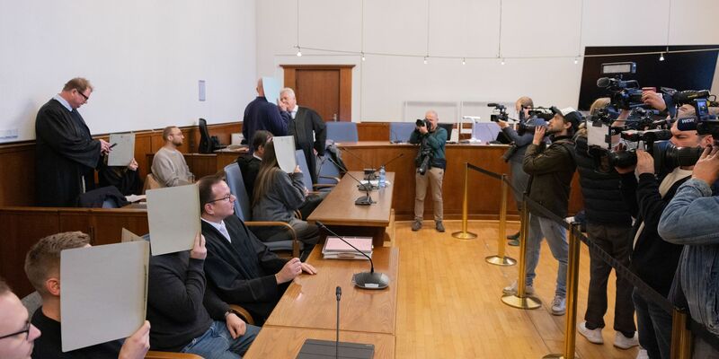 Zuschauer demonstrieren nach dem Urteil im Prozess mit fünf angeklagten Polizeibeamtinnen und -beamten im Gerichtssaal des Landgerichts. - Foto: Rolf Vennenbernd/dpa