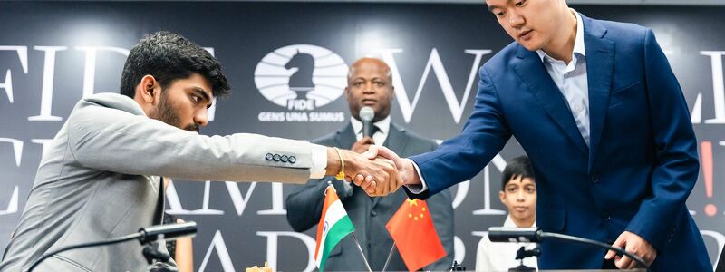 Titelverteidiger Ding Liren (r) aus China leistete sich einen Riesenfehler im entscheidenden WM-Duell. - Foto: Seshadri Sukumar/ZUMA Press Wire/dpa