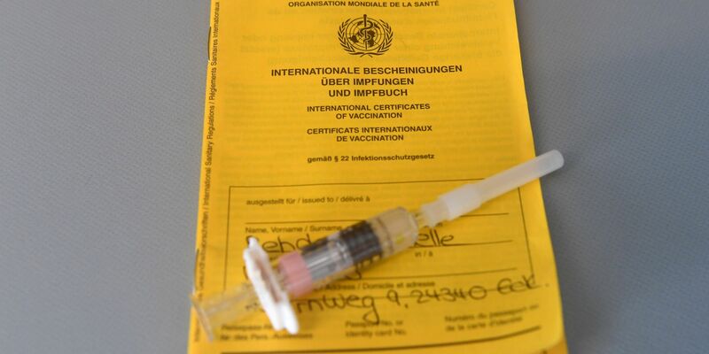 Zum Schutz vor Polio werden allen Kindern in Deutschland drei Impfdosen empfohlen (Symbolbild). - Foto: Carsten Rehder/dpa