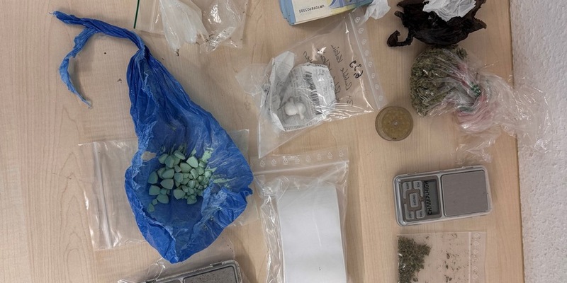 POL-K: 241212-2-K Polizisten nehmen mutmaßlichen Drogendealer fest - Drogen und Bargeld bei Wohnungsdurchsuchung sichergestellt - Foto: presseportal.de