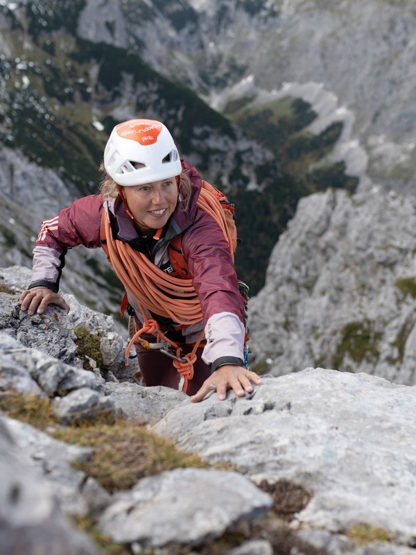 ZDF-Biathlon-Expertin im Höhenrausch: sportstudio reportage über Laura  Dahlmeiers Himalaya-Expedit