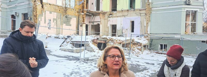 Ministerin Schulze übergab der Ukraine Ausrüstung als Winterhilfe.  - Foto: Andreas Stein/dpa