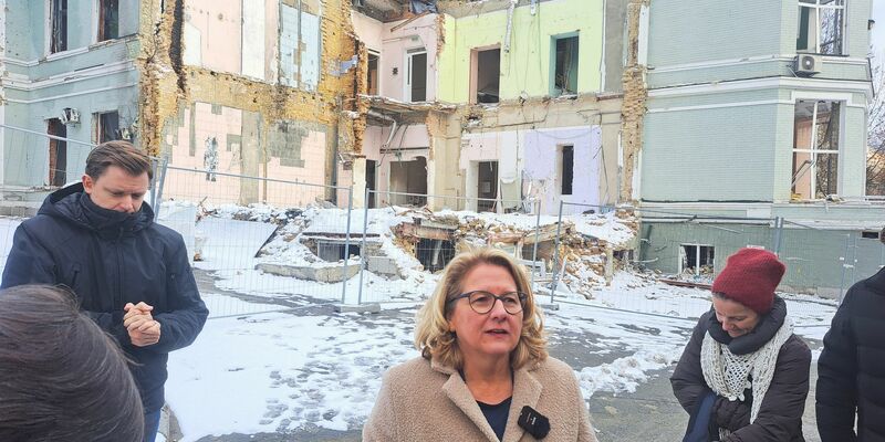 Bundesentwicklungsministerin Svenja Schulze (SPD) war sichtlich gerührt beim Anblick von Frühchen im von einer russischen Rakete getroffenen Kinderkrankenhaus Ochmatdyt in Kiew. - Foto: Andreas Stein/dpa
