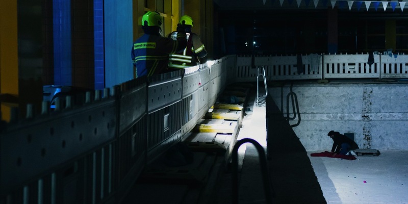 FW Wachtberg: Verunfallte Person und Brand in der Dusche. Ein Übungsabend im Berkumer Hallenbad - Foto: presseportal.de