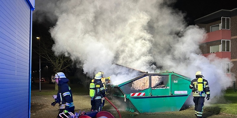 FW Moers: Mehrere Müllbehälter brennen in Moers-Mattheck - Foto: presseportal.de