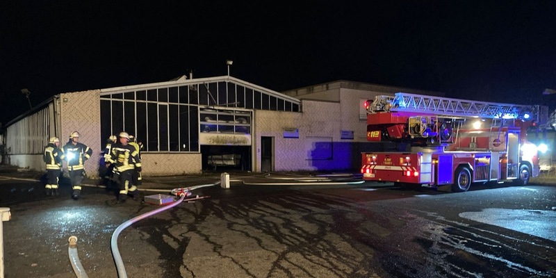FFW Schwalmtal: Feuerwehr löscht Brand im ehemaligen Autohaus - Foto: presseportal.de