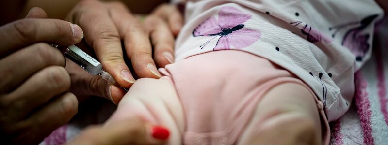 Zu den Standardimpfungen bei Säuglingen gehören unter anderem der Schutz vor Masern, Keuchhusten und Diphtherie (Symbolbild). - Foto: Fabian Sommer/dpa