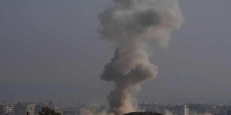 Aktivisten zufolge sind syrische Sicherheitskräfte von Anhängern des gestürzten Machthabers Assad getötet worden. - Foto: Leo Correa/AP/dpa