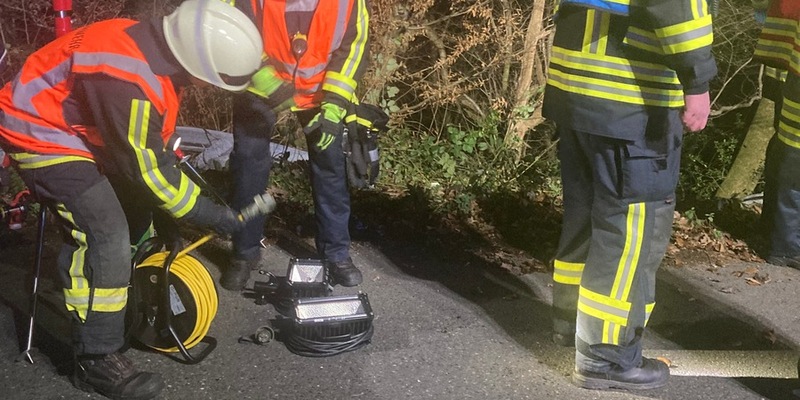 FW-EN: PKW kommt nach Verkehrsunfall in Hanglage zum Stehen - Foto: presseportal.de