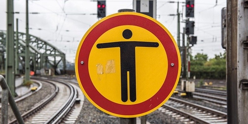 BPOL-HB: Gefährliche Aktion - Unbekannter setzt sich in Bremen auf Bahnschienen - Foto: presseportal.de