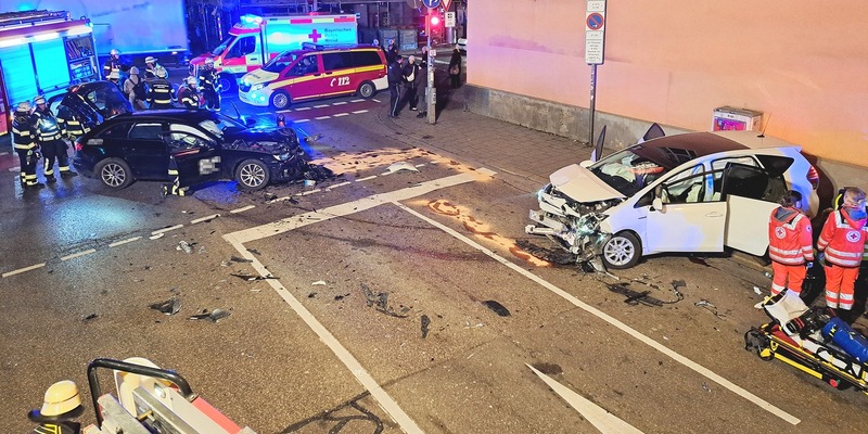 FW-M: Drei Verletzte bei nächtlichem Verkehrsunfall (Giesing) - Foto: presseportal.de