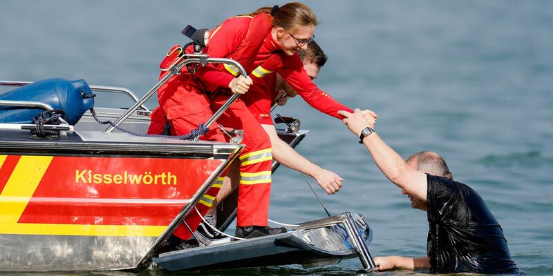 Manche Menschen können aus dem Wasser gerettet werden, wie hier in einer Übung. (Archivbild) - Foto: Uwe Anspach/dpa
