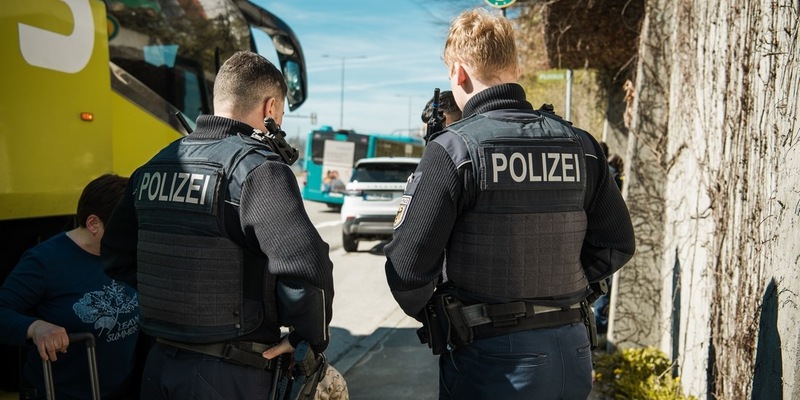 Bundespolizeidirektion München: Schweigen und Schwindeln/ Bundespolizei überführt Straftäter im Fernbus - Foto: presseportal.de