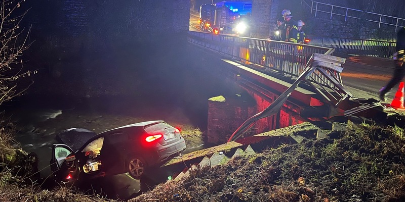POL-MK: Fahrzeug kommt von Straße ab und rutscht in die Hönne - Foto: presseportal.de