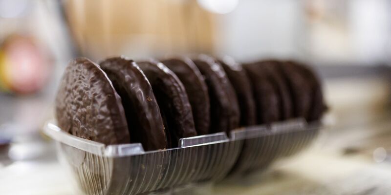 Lebkuchen - in Deutschland werden sie vor allem in Bayern hergestellt. (Archivbild) - Foto: Daniel Karmann/dpa/dpa-tmn