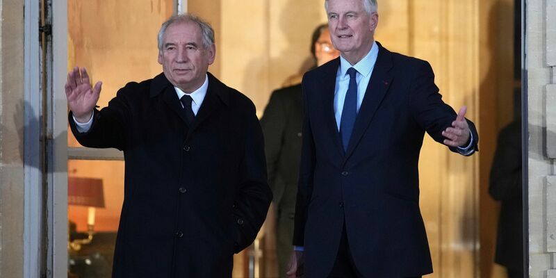 Innerhalb eines Jahres hat Frankreich nun mit Bayrou (links) seinen vierten Premier. - Foto: Christophe Ena/AP/dpa