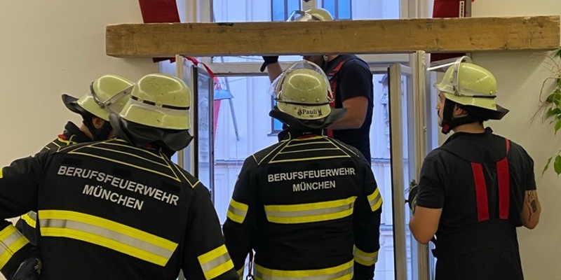 FW-M: Lkw fährt in Gerüst - Einsturzgefahr (Lehel) - Foto: presseportal.de