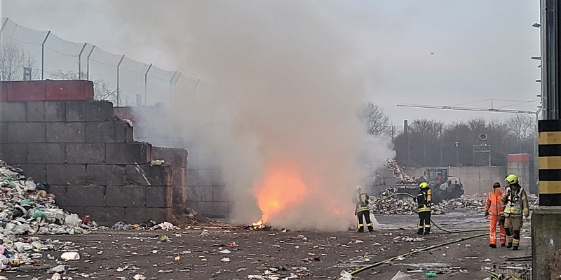 FW-OB: Brand in einem Müllentsorgungsbetrieb - Foto: presseportal.de