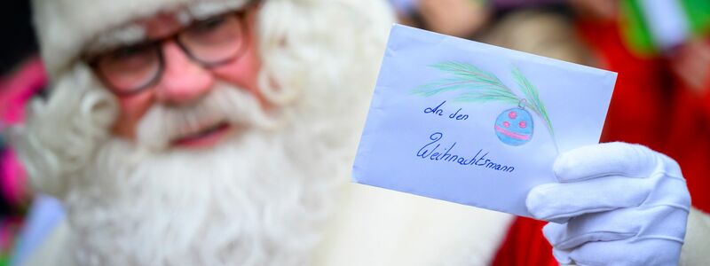 Der Weihnachtsmann im brandenburgischen Himmelpfort muss in diesem Jahr wieder tausende Wunschzettel beantworten. (Archivbild) - Foto: Patrick Pleul/dpa