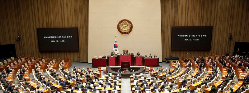 Südkoreanische Gesetzgeber nehmen an der Plenarsitzung zur Abstimmung über die Amtsenthebung von Präsident Yoon Suk Yeol in der Nationalversammlung teil. Ein zweiter Amtsenthebungsantrag gegen Yoon hat die benötigte Zweidrittelmehrheit in der Nationalversammlung erreicht.  - Foto: Woohae Cho/Pool Getty Images/AP/dpa