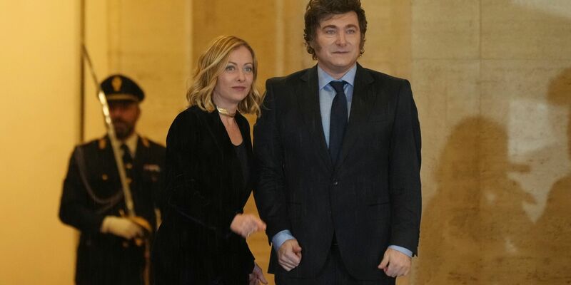 Argentiniens Präsident Javier Milei ist jetzt auch Italiener. Italiens Ministerpräsidentin Giorgia Meloni verlieh ihm die Staatsbürgerschaft. - Foto: Alessandra Tarantino/AP/dpa