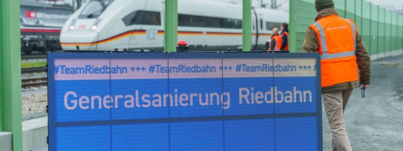 Bahnchef Richard Lutz (rechts) und Verkehrsminister Volker Wissing (parteilos) hatten sich gemeinsam auf das Sanierungsvorgehen verständigt. (Archivbild) - Foto: Andreas Arnold/dpa