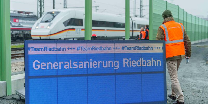 Zum Anrollen des Zugverkehrs auf der sanierten Riedbahn kam es noch zu Verspätungen - es ruckelt sich aber ein. - Foto: Andreas Arnold/dpa