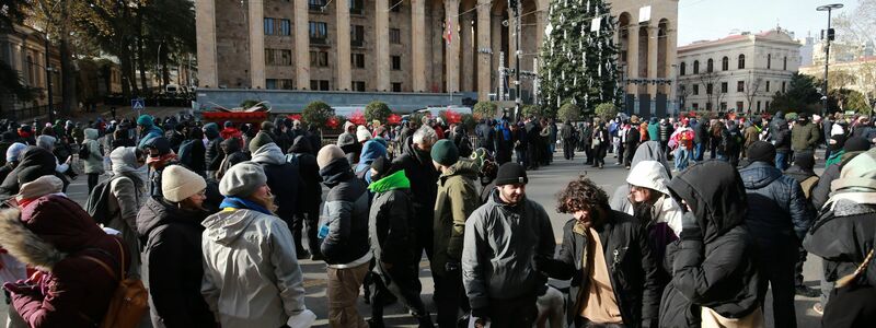 Die Regierungspartei Georgischer Traum hat trotz Protesten in einem umstrittenen Prozess ihren Präsidentschaftskandidaten durchgesetzt. - Foto: Zurab Tsertsvadze/AP/dpa