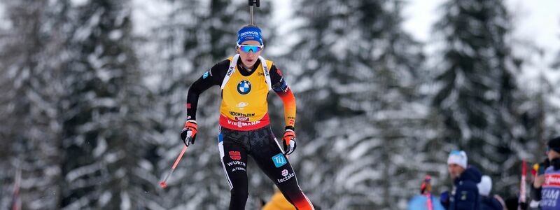 Auch Rekordweltmeister Johannes Thingnes Bö staunt über das schnelle Schießen seines jungen Teamkollegen. - Foto: Matthias Schrader/AP/dpa