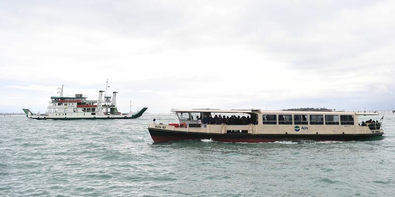 Beim Zusammenstoß eines Vaporetto - ähnlich wie auf diesem Archivbild zu sehen - mit einem Sportboot wurden mehrere Menschen leicht verletzt. - Foto: Felix Hörhager/dpa