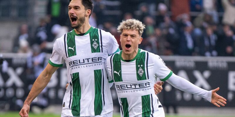 Viel Arbeit für Kiels Torwart Weiner. - Foto: David Inderlied/dpa