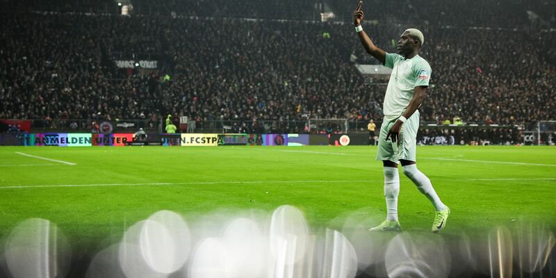 Das Spiel FC St. Pauli und Werder Bremen muss wegen Pyro-Nebels unterbrochen werden. - Foto: Christian Charisius/dpa