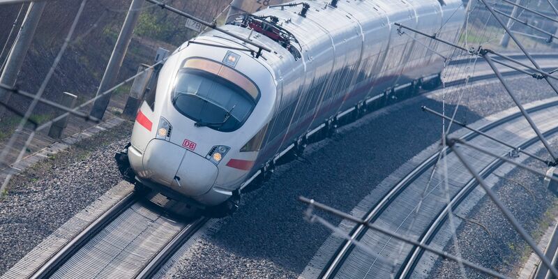 Ein Brand an einem Stellwerk sorgte für Verspätungen auf der Strecke Hannover-Berlin. - Foto: Julian Stratenschulte/dpa