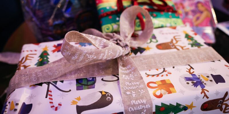 Süßigkeiten und Feinkost: Beliebte Geschenke, die nicht immer begeistern. (Illustration) - Foto: Christian Charisius/dpa