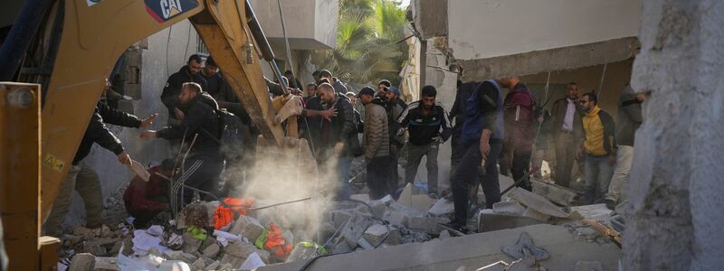 Ein israelischer Luftangriff richtete sich gegen das Gemeindehaus der Gaza-Stadt Deir al-Balah - der getötete Bürgermeister soll ein Hamas-Kader gewesen sein. - Foto: Abdel Kareem Hana/AP/dpa