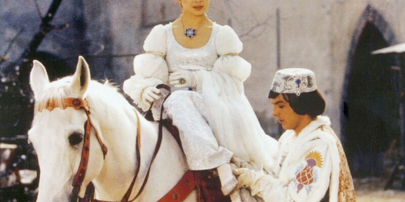 «Drei Haselnüsse für Aschenbrödel» kommt öfter über die Feiertage im Fernsehen: Der Prinz (Pavel Trávnícek) passt Aschenbrödel (Libuse Safránková) den verlorenen Schuh an.  - Foto: -/Degeto/WDR/dpa